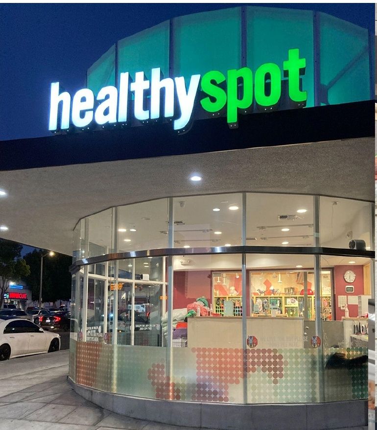 미국 캘리포니아 Healthy Spot 매장 야간 외관 — healthyspot 간판과 둥근 유리 매장