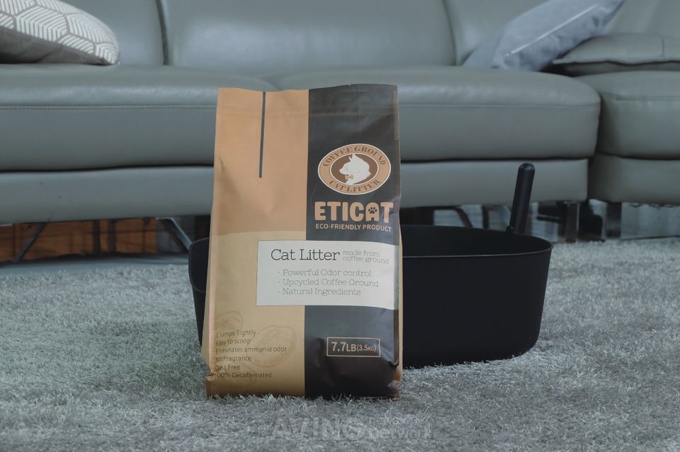 회색 러그 위 ETICAT 봉투와 검정 고양이 화장실