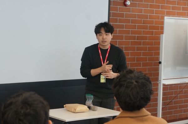 강의실에서 발표하는 권순우 대표, 2021